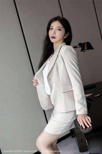 穿条纹内裤的清纯头像女生简单气质海报